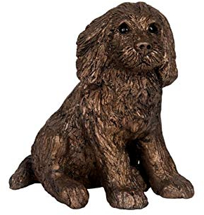 Brillibrum Design Hundeskulptur aus Kunstharz mit Bronzepulver Dekofigur Hund sitzend Cocker Spaniel Handmade Moderne Skulpturen Bronze Figur