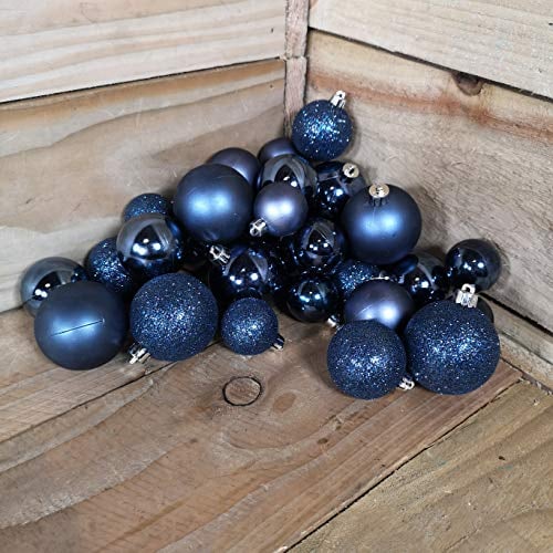 30 Weihnachtskugeln in der Farbe dunkelblau.