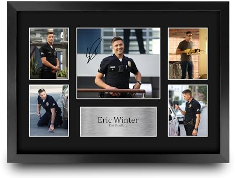 HWC Trading Eric Winter The Rookie Tim Bradford Geschenke Gedrucktes Signiertes Autogramm Foto für Fans von Fernsehshows - A3 Gerahmt
