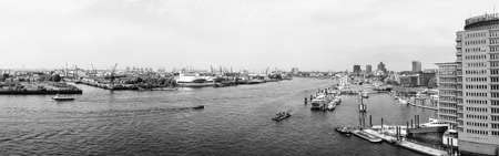 adrium Poster-Bild 160 x 50 cm: Hamburger Hafen (Hafen von Hamburg) Seehafen an der Elbe, hochauflösender Panoramablick auf Hamburg, Deutschland in Schwarz und(102728199)