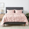 Amazon Basics 3-teiliges Daunen-Alternative-Steppdecken-Set, Steppdecke 229 x 239 cm & 2 Kissenbezüge 51 x 66 cm, Gehaucht Rosa, Kirschband mit Paspelkanten