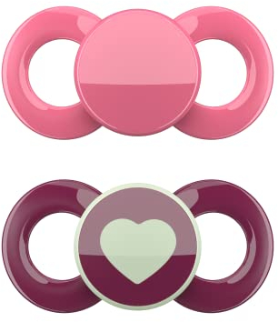 dentistar Day & Night Schnuller 2er-Set – Größe 2 für 6-14 Monate – Zahn- & kieferfreundlicher Silikon Schnuller – Mit Leuchtschnuller für die Nacht – Rosa & Violett mit Herz Motiv – Made in Germany
