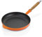 Le Creuset Gusseisen-Bratpfanne mit Holzgriff, Rund, Ø 26 cm, Für alle Herdarten inkl. Induktion geeignet, 2,97 kg, Ofenrot