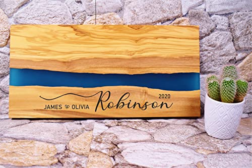 Personalisiertes Schneidebrett aus Olivenholz mit Epoxidharz und Laser Gravur- für Familienjubiläum, Muttertag. Holzbrett, Servierbrett, Frühstücksbrett, Käsebrett, Küchenbrett von Algis Crafts