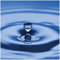 Wallario Glasbild Wassertropfen im blauen Wasser - 30 x 30 cm Wandbilder Glas in Premium-Qualität: Brillante Farben, freischwebende Optik