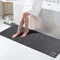 RUERYA Grand tapis de bain extra long à séchage rapide, super absorbant, dos en caoutchouc antidérapant, pour sol de salle de bain, baignoire, douche, évier, gris foncé (43,2 x 150 cm, gris foncé)