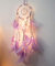 PANAX Großer Handgemachter Traumfänger mit echten lila Gänsefedern und warmweißer Lichterkette - Dreamcatcher für Wohnung, Schlafzimmer oder Dekoration