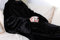 XL Kuscheldecke mit Ärmeln 240 x 150 cm - schwarz - Fleece Ganzkörperdecke zum Anziehen mit Kängurutasche - Ärmeldecke Deckenjacke Fernsehdecke Sofadecke Relax Fleece TV Decke groß