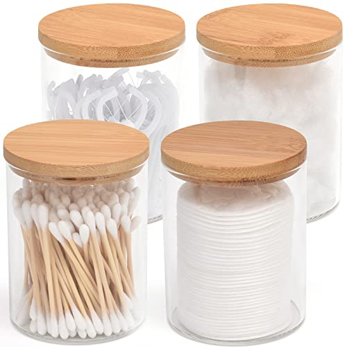 BKYFPQ Lot de 4 distributeurs de bocaux en verre Qtip avec couvercles en bambou, tampon rond en coton pour accessoires de salle de bain, décoration de salle de bain de ferme, décoration de salle de