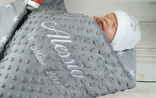 ★ Babydecke mit Namen und Datum Bestickt ★ Minky ★ Baumwolle ★ Füllung ★ (75 x 100 cm, Sterne 2 - Grau) (900106)