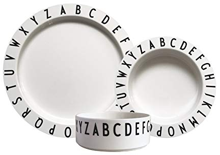 Design Letters Eat & Learn Tritan Teller Geschenkset für Baby und Kinder, 3 stck. (Weiß) - BPA-frei, BPS-frei, mit A-Z-Alphabet-Druck, ideal für Frühstück und Snacks, spülmaschinenfest