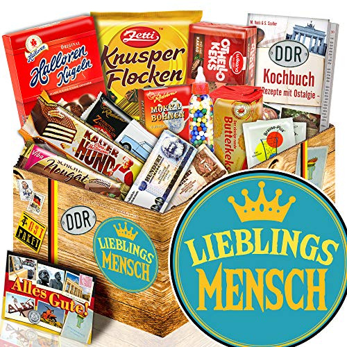 Lieblingsmensch Ostpaket für Frauen - 13 DDR Spezialitäten Geschenkset | Kulinarische Zeitreise mit Kochbuch, Halloren-Kugeln und Knusperflocken in dekorativer Geschenkbox inklusive Grußkarte