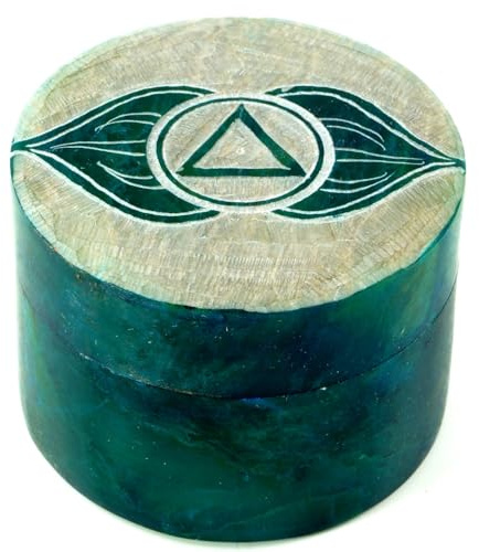Dose aus Speckstein, Chakra Schmuckdöschen mit Deckel, Stirnchakra | Kleine Box mit abnehmbarem Deckel, Gravur symbolisiert kosmische Ordnung und spirituelles Wachstum.