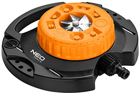 NEO TOOLS Flächenregner - 9 Verschiedene Sprühbilder, Garten Bewässerung von 35 m² bis 95 m² - Multi Rasensprenger, Befestigungsstifte - Starke Befestigung im Rasen - Sprinkleranlage Garten