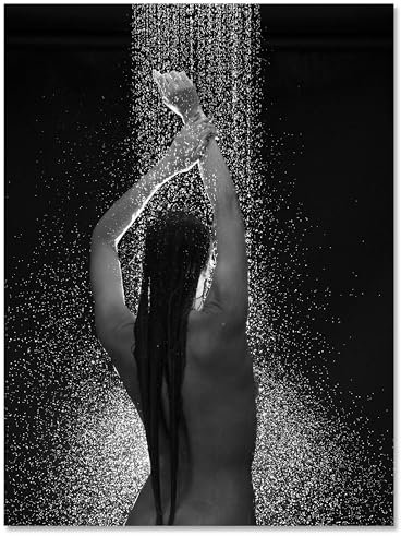 wandmotiv24 Leinwandbild Starke Frauen, Hochformat, Frau unter der Dusche M0138