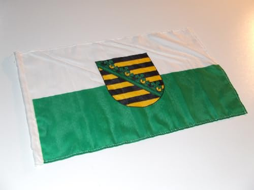 Sachsen Flagge 30×45 cm – Grün/Weiß mit Wappen – Wetterfestes Polyester – Hohlsaum für Fahnenstock – Dekofahne & Sammlerflagge