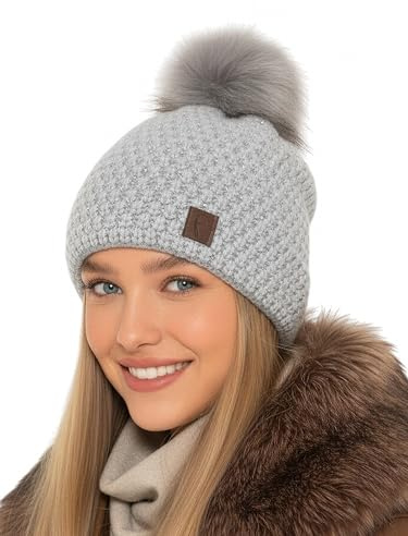 Baesics Strickmütze Glitzer Grau mit Bommel für Damen & Herren – warme Unisex Wintermütze mit Fleecefutter & Kunstfell Pompon One Size – Beanie Stil