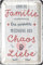 LANOLU Blechschild - Familie Chaos Liebe - Lieblingsplatz Schild - Geschenk zum Einzug - Richtfest Geschenk - Metallschilder Familienregeln Holzschild Optik - Schilder mit Sprüchen gewölbt 20x30 cm