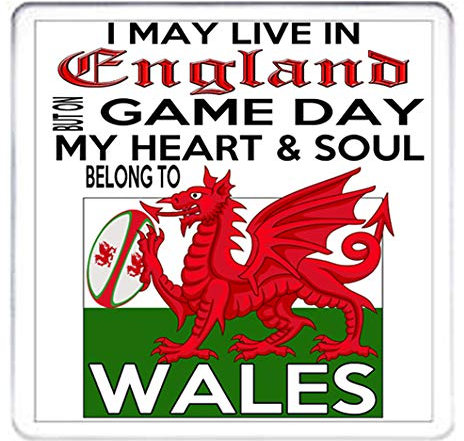Welsh Rugby Untersetzer I May Live in England, sondern auf Game Day My Heart und Soul gehören zu der Welsh Rugby. Passende Tasse erhältlich. Kann personalisiert werden. WALES RUGBY Geschenk.