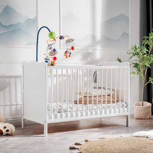 Komodee, Kinderbett Aurora, Weiß matt, Hypoallergene Aloe Vera Schaumstoffmatratze, Zahnschienen und Höhenverstellbar, Umbaubar zum Juniorbett, Breite 67 cm x Höhe 85 cm x Länge 124 cm