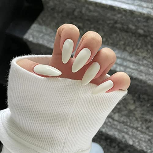 JUSTOTRY 24 Pcs Brillant Beige Blanc Stiletto Faux Ongles Court,Solide Press on Nails Courts Motif,Pointu Amande Faux Ongle Moyen avec Colle Pour Femme et Ado,Almond Faux Ongles à Coller Nail Art