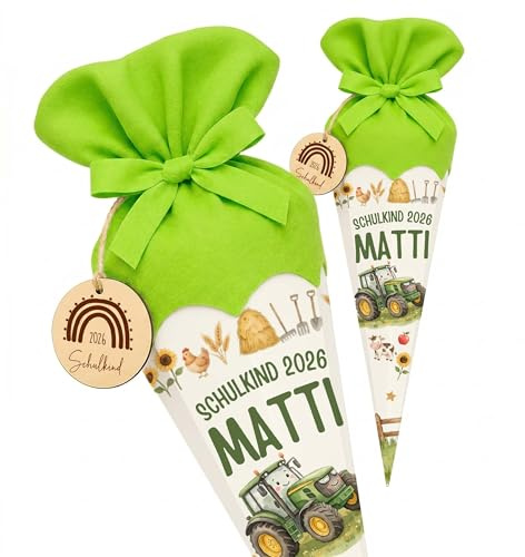 Kidsmood personalisierte Schultüte inkl. Rohling, Filz-Stoff & Holzschild, Zuckertüte als Geschenk zur Einschulung Mädchen & Jungen, Einschulungsgeschenk für Schulkind 2026 - Traktor (Grün)