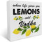 Zitronen-Holzkistenschild, Hausdekoration, When Life Gives You Lemons Add Wodka, quadratisches Holzschild, Schreibtischdekoration, Sommer, Holzblock, Kistenschild für Regal, Zuhause, 17,8 x 17,8 cm