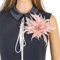 FOXBI Exquisites Feder Blumen Brosche Zubehör, vielseitige Kopfbedeckung, Kleidung, Verschönerung, Party, Hochzeit, Brosche, Corsage, Haarspange,Leder Rosa