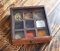 Ajuny Scatola Porta Spezie in Legno 9x9 pollici - Organizer Decorativo per Masala Dabba con Coperchio in Vetro, 9 Scomparti e Cucchiaio, Ideale per Condimenti ed Erbe Aromatiche, Regalo