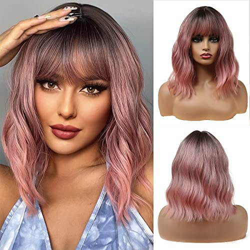 Esmee 14 Zoll Kurze Rosa Perücken mit Pony für Frauen Natürliches Synthetisches Haar Ombre Perücke mit Dunklen Wurzeln Locker Gewellt Perücken für Cosplay Tägliche Party Tragen