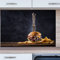 INDIGOS UG Küchenrückwand - Burger mit Messer - 80x50 cm ESG Echtglas Bedruckt - mit Bild - Motiv - Küche - Rückwand - Glasplatte - Spritzschutz - Herd - Ofen