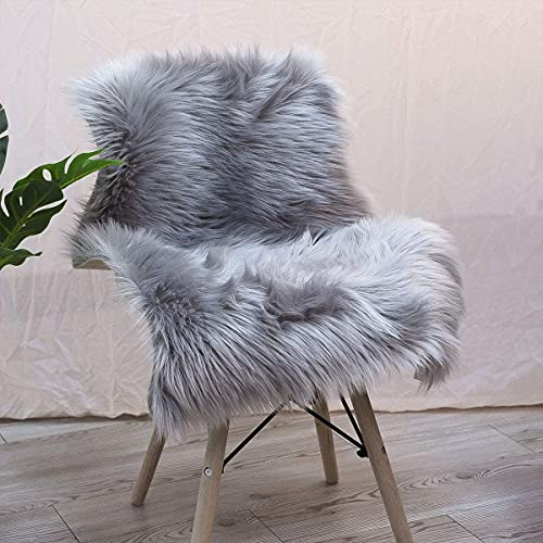 YIHAIC Faux Lammfell Schaffell Teppich, Kunstfell in Super weich Lammfellimitat Flauschig Teppich Longhair Fell Optik Nachahmung Wolle Bettvorleger Sofa Matte(60 x 90 cm, Grau)
