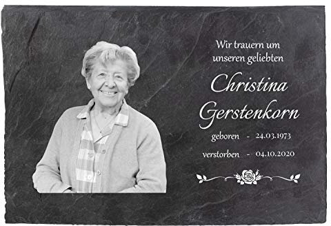 wandmotiv24 Schiefertafel Trauer, Gedenktafel Verstorbene Querformat 30x20cm Personalisiert Name + Datum + Foto Schwarz-Weiß, Trauerspruch, Rosen Digitaldruck, Witterungsbeständig