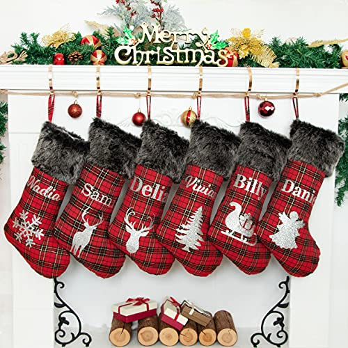 Beyond Your Thoughts 2024 Neu Weihnachtsstrumpf Nikolausstrumpf Personalisiert mit Namen, gestickte Großer Christmas Stockings Plüsch rotes Gitter für Feiertags, Familienparty, Dekoration 1er Set