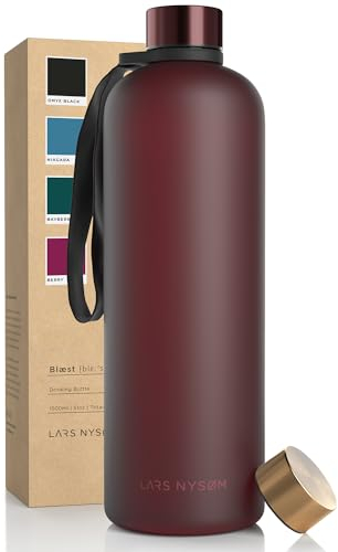 LARS NYSØM Gourde 1,5l | Bouteille d'eau 1500ml | Gourde de sport ultralégère en Tritan | Idéal pour le sport, le bureau, le yoga, les enfants | 2 couvercles inclus (Berry Red, XL 1500ml)