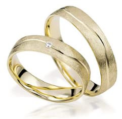 JC Trauringe Gold 333 Paarpreis Ice-Matt I Traumhafte Eheringe breit 4,5 mm I Schöne Partnerringe Gelbgold mit Gravur in edler Schatulle I 2 Hochzeitsringe Herrenring & Damenring mit Stein I J182