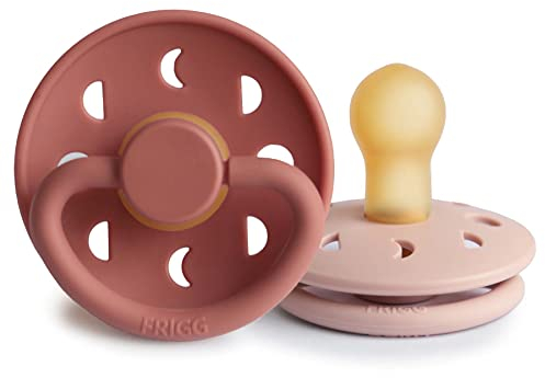 FRIGG Moon Phase Schnuller 2 Packung | Latex Schnuller | BPA-Frei | Hergestellt in Dänemark | Symmetrischer Sauger in Kirschform (Blush/Powder Blush, Größe 1 (0-6 Monate))