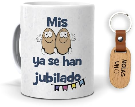 mundohuevo: Taza y llavero molas jubilado. Mis huevos se han jubilado. Llavero madera natural. Haz un regalo único