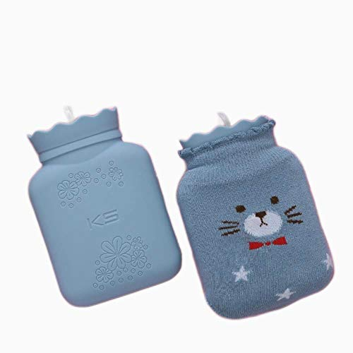 Wärmflasche Mit Bezug Eine Warme Wärmflasche Im Winter Mit Einem Bequemen, Weichen Strickbezug Und Einem Wiederverwendbaren Handwärmer Kann Im Winter Zum Heizen Verwendet Werden