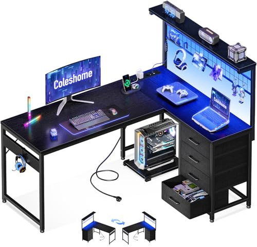 Coleshome Escritorio Gaming con LED, 130 x 100 cm Reversible Mesa Gaming con Cajones y Tomas de Corriente, Escritorio Esquinero con Estantes y Espacio de Almacenamiento, Negra