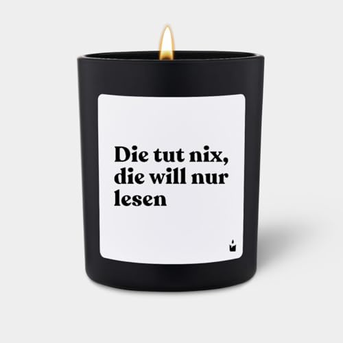 Duftkerze ChattyCandles | Schwarz Woody Die tut nix, die will nur lesen | Duftkerze mit Spruch | Geschenk für Bücherliebhaber, Bücherwürme