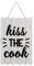 Kiss The Cook-Schild zum Aufhängen, Holzschild mit Seil, Wanddekoration, Holzschild mit Spruch, Zitaten, dekoratives Holzschild für Schlafzimmer, Küche, 20,3 x 30,5 cm