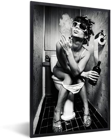 MuchoWow Poster encadré Femme - Vintage - Bigoudis - Toilette - Cigarette Tableau deco avec cadre 40x60 cm affiche decoration murale