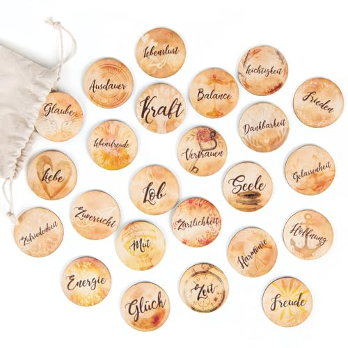 Kleine Holztaler mit positiven Worten, 24 Stück: Holz-Glückstaler Beschriftet, Glückssteine- Set, Mini Adventskalender, Glücksbringer, Geschenk Weihnachten & Geburtstag, Wichtelgeschenk, Ø 4 cm