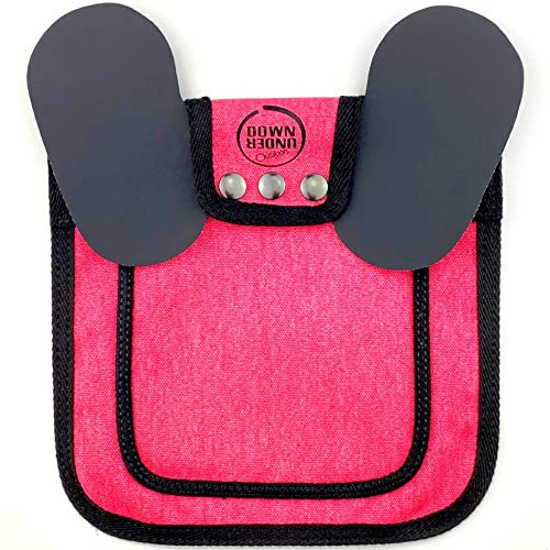 DOWN UNDER OUTDOORS Premium Hühner-Sattel, verstellbare Gurte für kleine, mittelgroße und große Hühner, Geflügelschutz, Schürze, Zubehör, Produkte und Ausrüstung, inklusive Schulterabdeckung (Rosa)