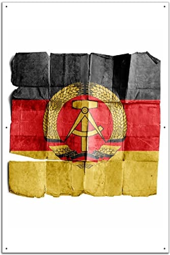 Wallario Outdoor-Poster für Garten oder Balkon DDR Flagge auf altem Papier - schwarz rot Gold, Motivbanner Größe: ca. 60 x 90 cm, Outdoor-Bild