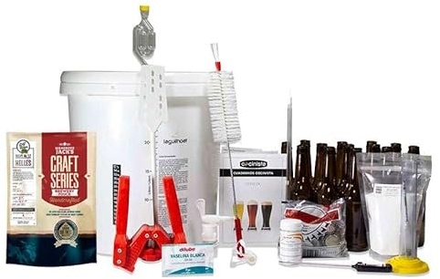 Equipo de luxe para hacer cerveza con malta y botellas
