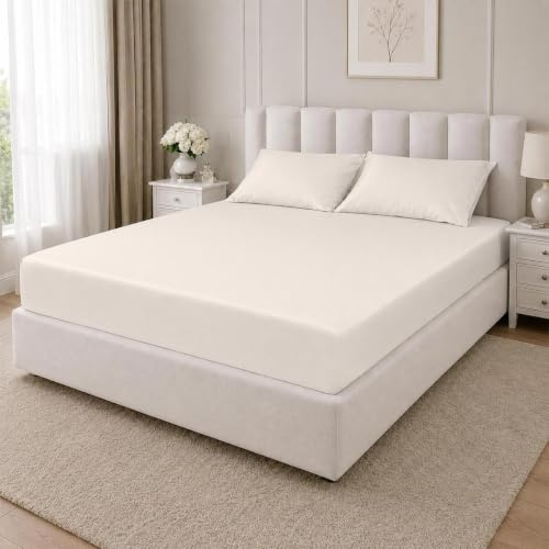 TRAUMSCHLAF Mako-Satin Spannbettlaken aus 100% Baumwolle – Seidig weich, atmungsaktiv & bis 60°C waschbar – Rundumgummizug für Matratzen bis 25 cm Höhe – 180x200 cm, wollweiss