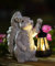 Yeomoo Eichhörnchen Figur mit Solarlampen Gartendeko für Draußen - Eichhörnchen Gartenfiguren Deko mit LED Solar Lichterkette Geschenke für Männer/Frauen/Mama Geburtstag Garten Balkon Terrassen Grau