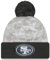 New Era Herren NFL 2024 Salute to Service Digital Cuffed Knit Hat mit Bommel